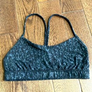 Lululemon sports bra size 8, excellent condition.